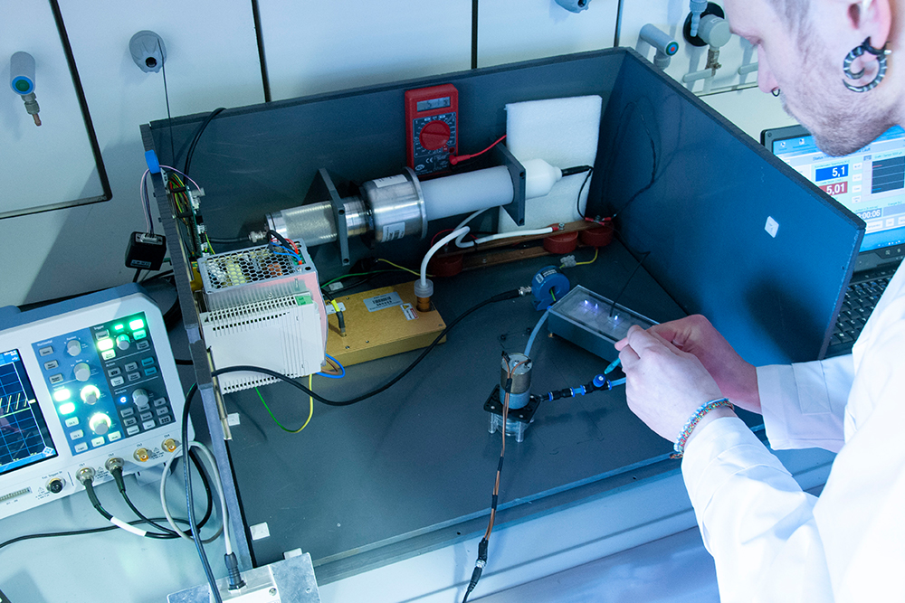 Mit innovativen AOP-Prozessen wie der Nutzung von kaltem Plasma können Mikroschadstoffe in Abwässern effizient abgebaut werden.